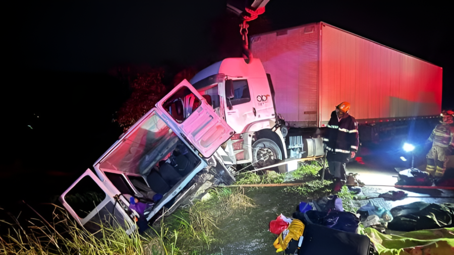 TRAGÉDIA NA BR-251: COLISÃO ENTRE VAN E CARRETA DEIXA NOVE MORTOS E DEZ FERIDOS NO NORTE DE MINAS